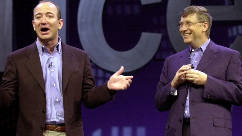 Uxlayotgan ayolning ogziga soladi