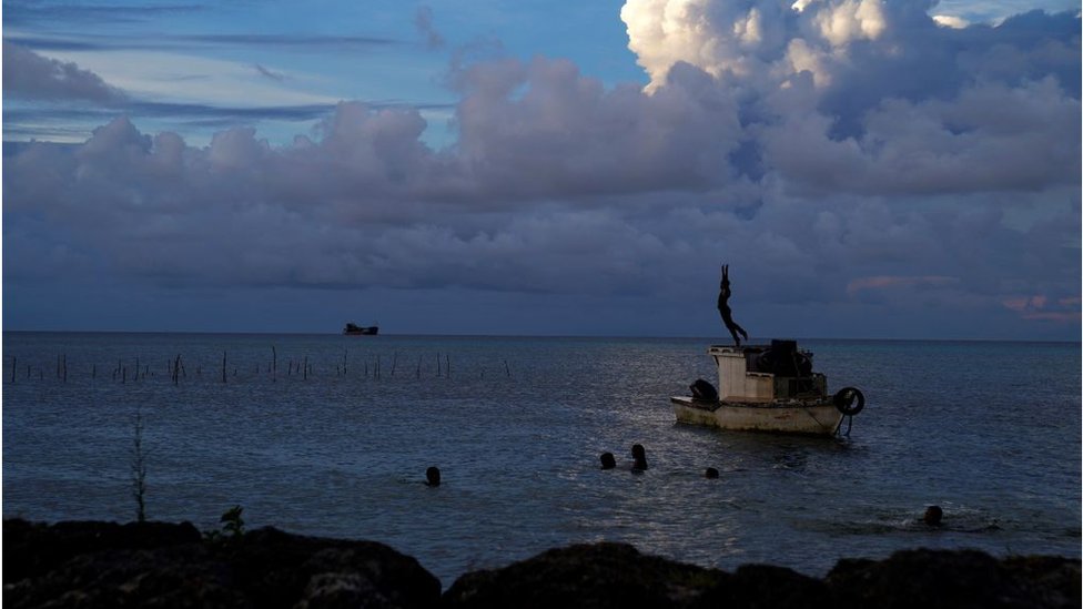 Yetuk rus xojayinining pornosini onlayn tomosha qiling