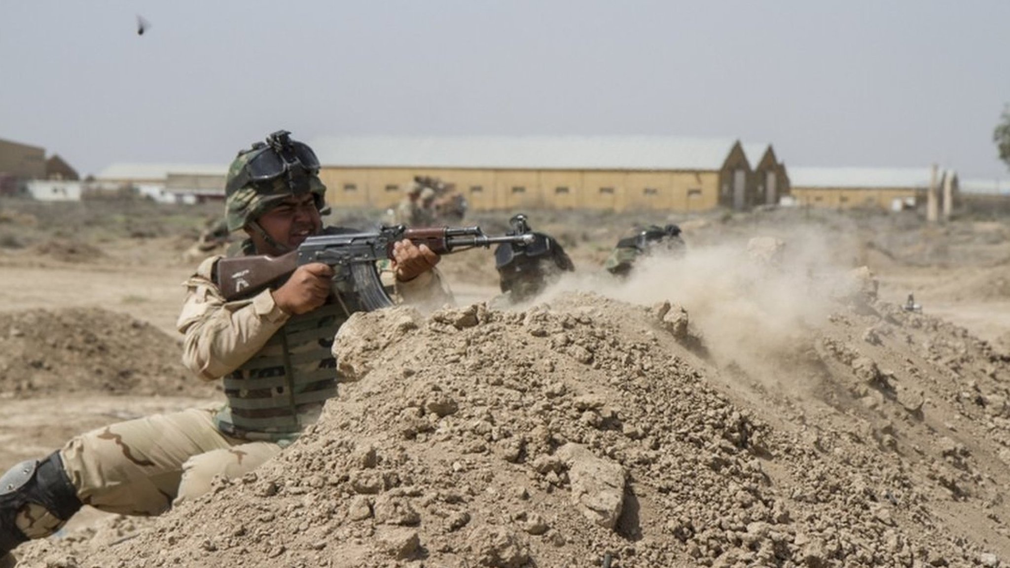 イラクで米英の兵士ら3人死亡 連合軍基地にロケット弾 - BBCニュース