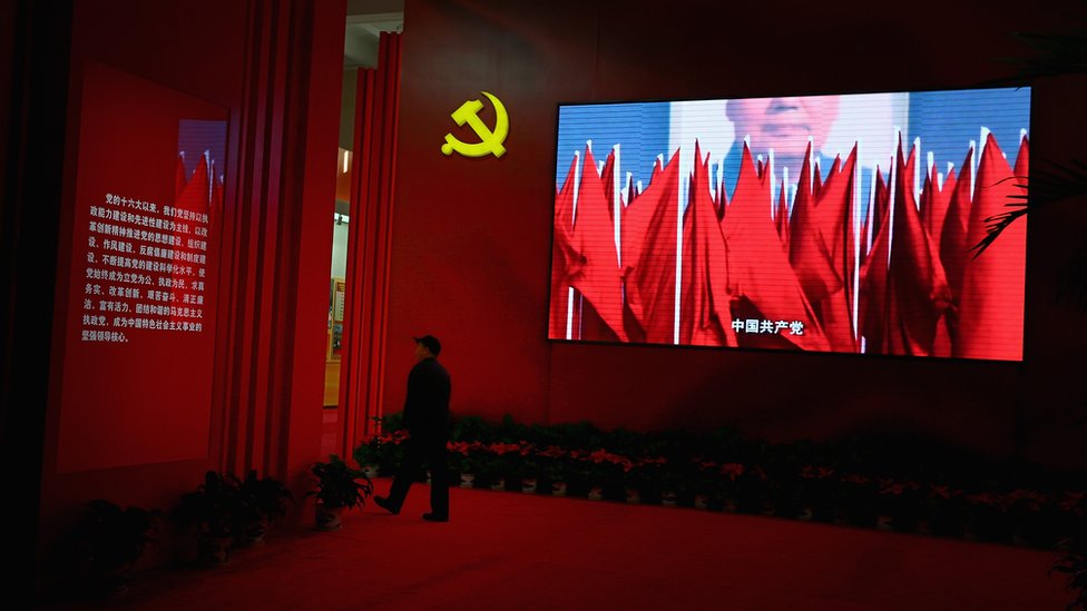 2012年十八大前夕，一名北京群眾在看黨的成就展覽