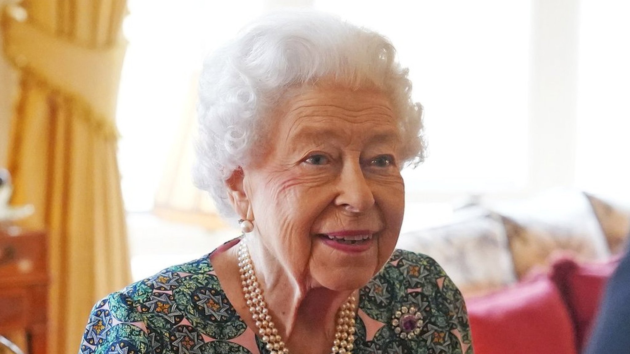 エリザベス英女王、96歳の誕生日を祝う サンドリンガムの邸宅で - BBC