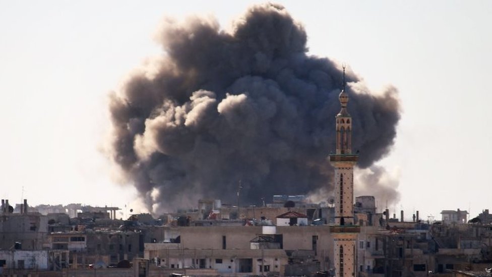 تصاعد الدخان فوق منطقة تسيطر عليها المعارضة المسلحة في درعا جنوبي سوريا، وذلك بعد أنباء عن قصف جوي حكومي.