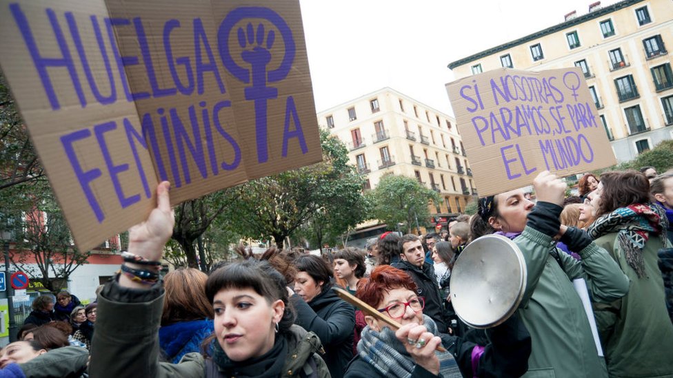 Manifestantes con carteles que dicen 