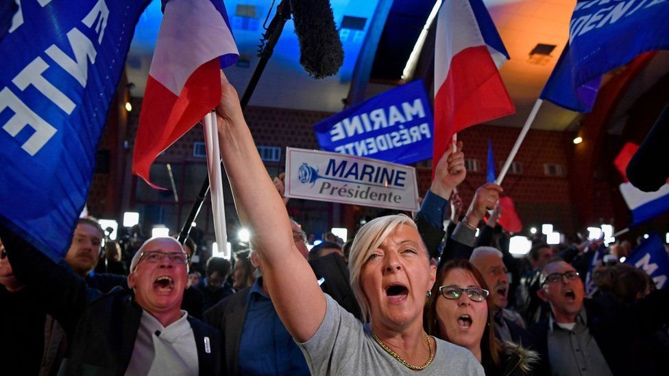 الانتخابات الفرنسية: ماكرون يتمتع بحظوظ قوية لحسم الجولة الثانية