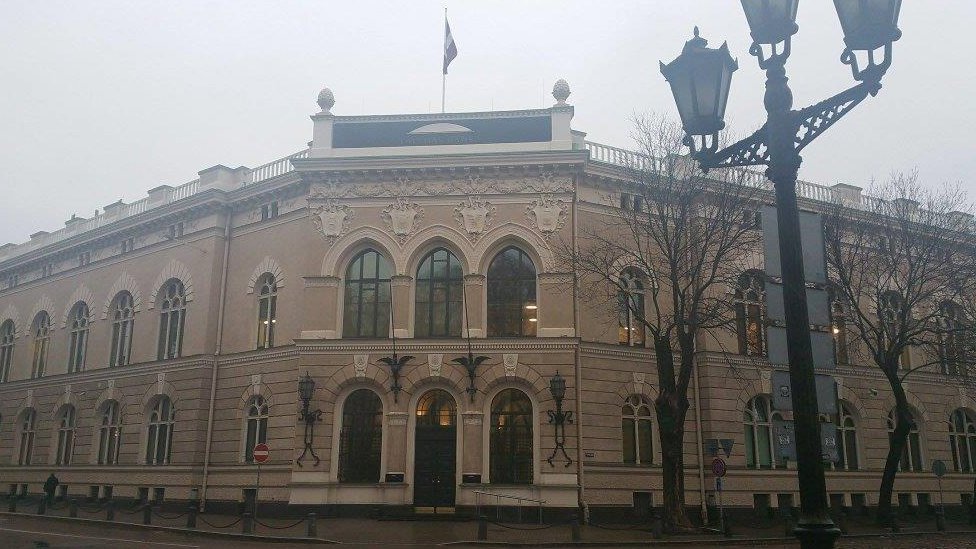 Латвийские банки закрывают счета нерезидентов