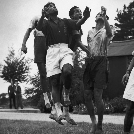 India jugando al fútbol en Inglaterra en 1948