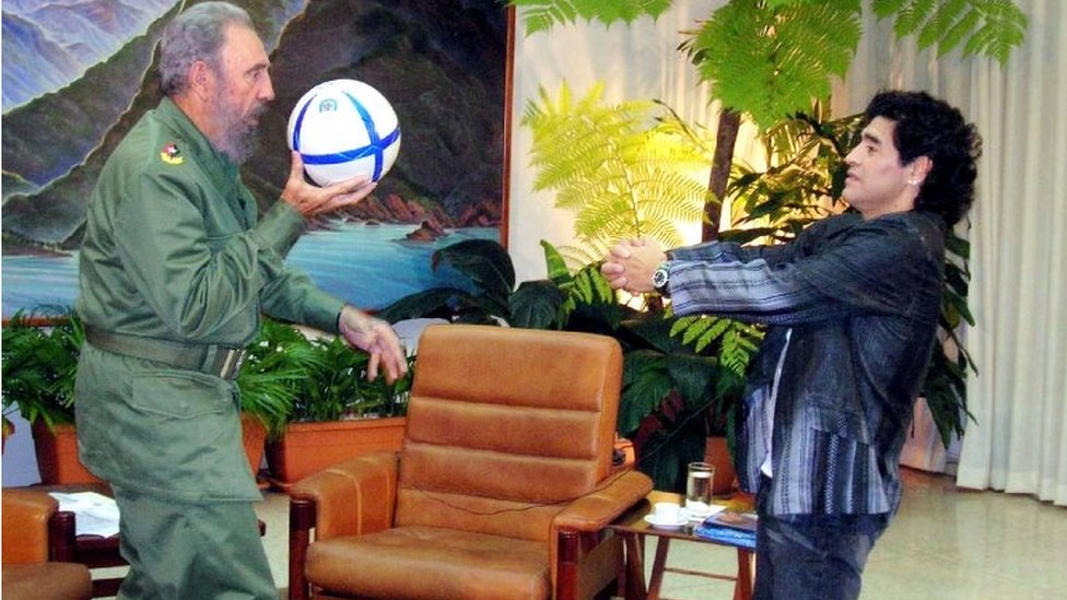كاسترو مع نجم الكرة دييغو مارادونا عام 2005