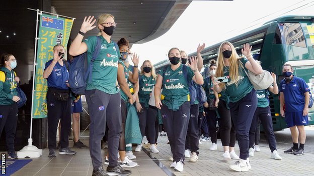 最初の五輪外国選手団が日本に到着 豪ソフトボール・チーム - BBCニュース