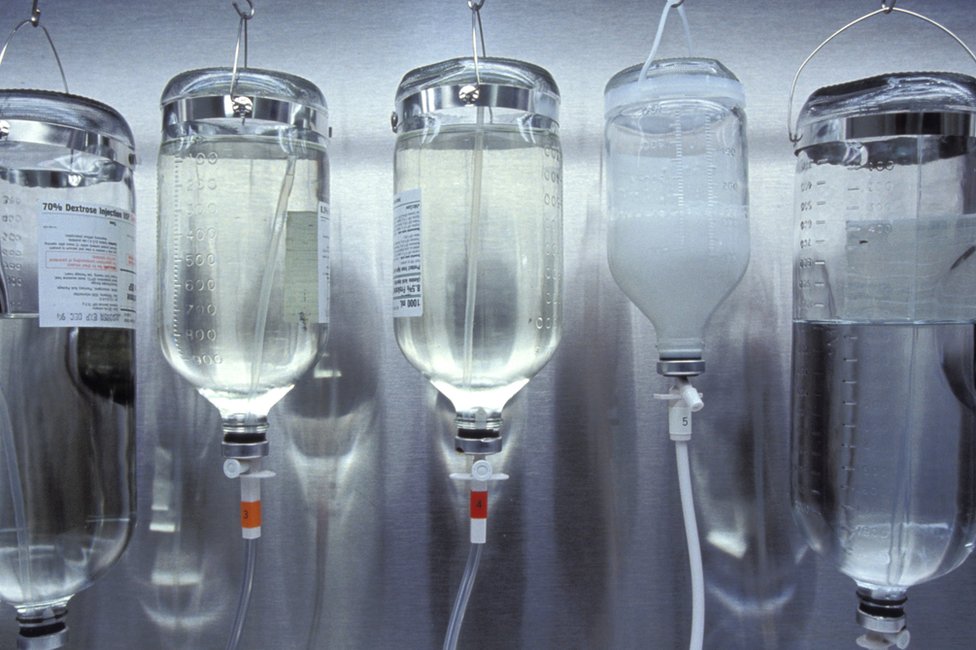 Un cóctel de vitaminas intravenoso tratamiento de belleza que promete