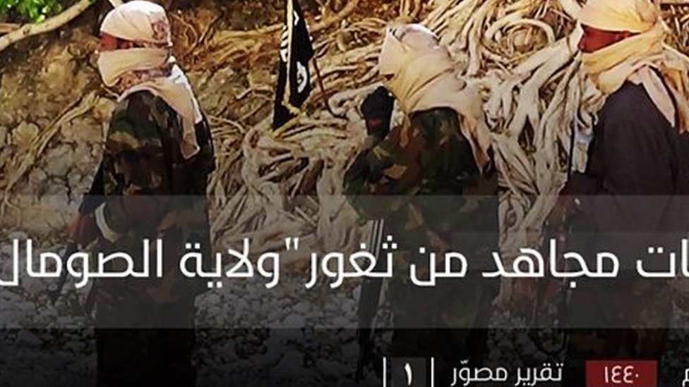 Xotinlar va dostlar bilan jinsiy aloqa Qizni oyoqlari orasidan paypaslashmoqda