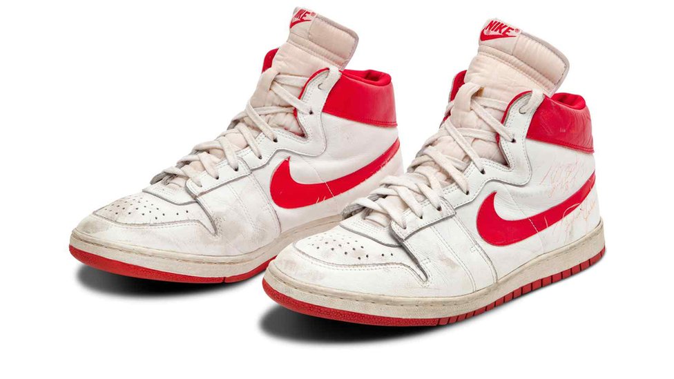 Michael Jordan : les chaussures de sport du basketteur vendues pour un  montant record de 1,47 million de dollars aux enchères - BBC News Afrique