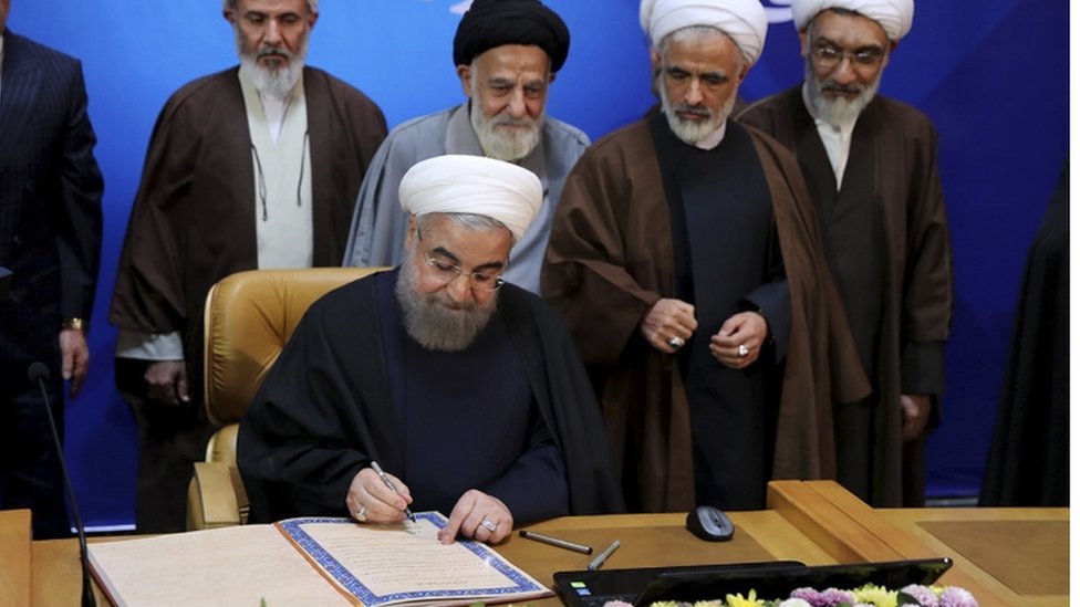 حسن روحاني يوقع ميثاق حقوق المواطنة