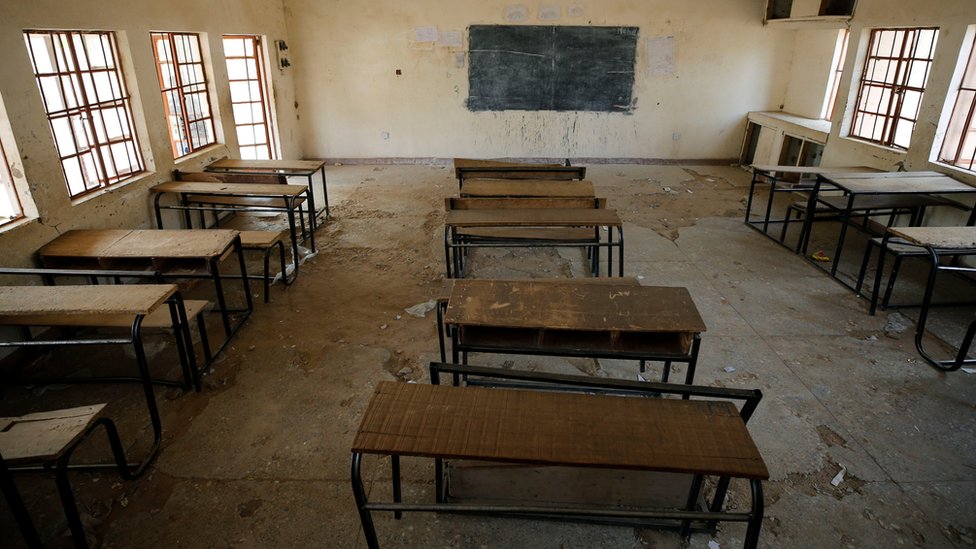 Un salón de clases vacío.