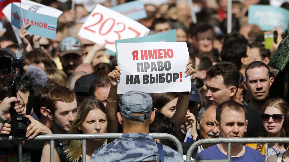 Активистка Femen устроила голый протест возле участка Зеленского (видео 18+)