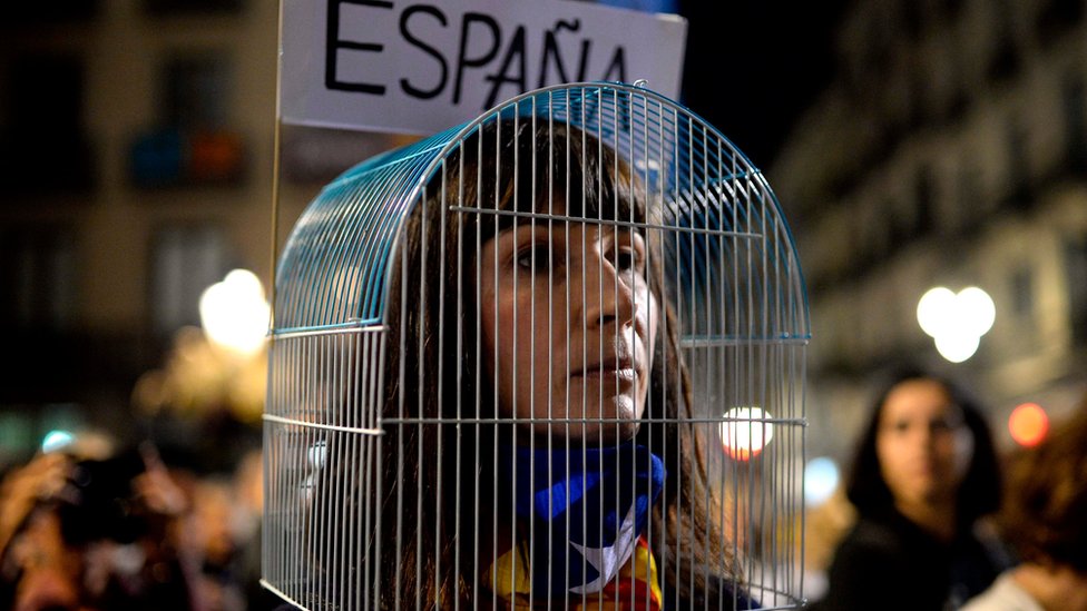 En Barcelona, cientos de miles de independentistas protestaron contra el encarcelamiento preventivo de ocho exconsejeros del gobierno catalán.