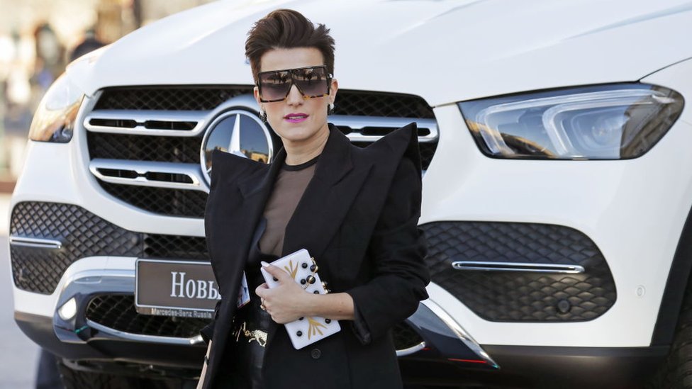 Rus ayollari yalangoch va semiz