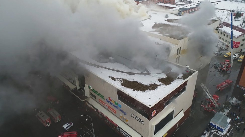 Un video proporcionado por el Ministerio de Emergencias de Rusia muestra un incendio en un centro comercial en Kemerovo.