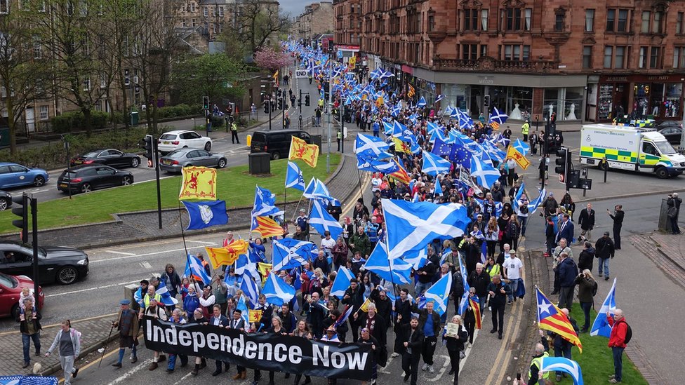 Thousands take part in independence march