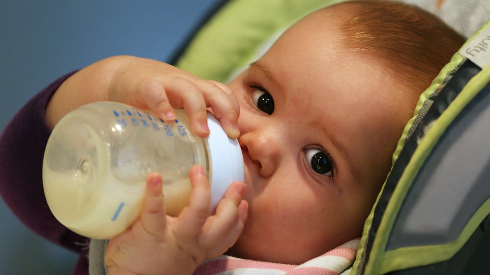 sin nativo ciervo Las leches de fórmula para bebés que contienen "más azúcar que los  refrescos" - BBC News Mundo