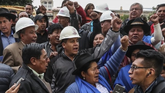 Os apoiadores de Morales comemoram a notcia de que ele poder se candidatar novamente