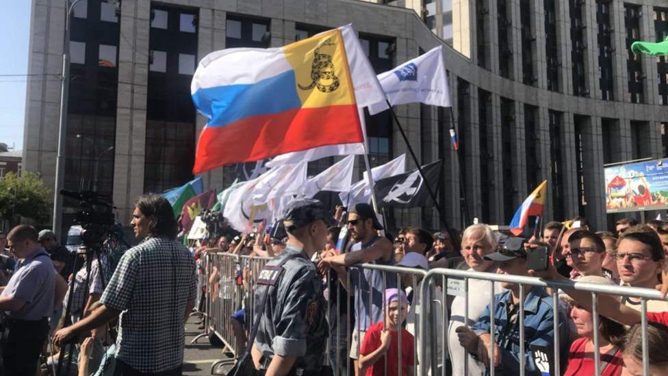 Rus pornosi: Yosh ona oglining jinsiy azosini koradi