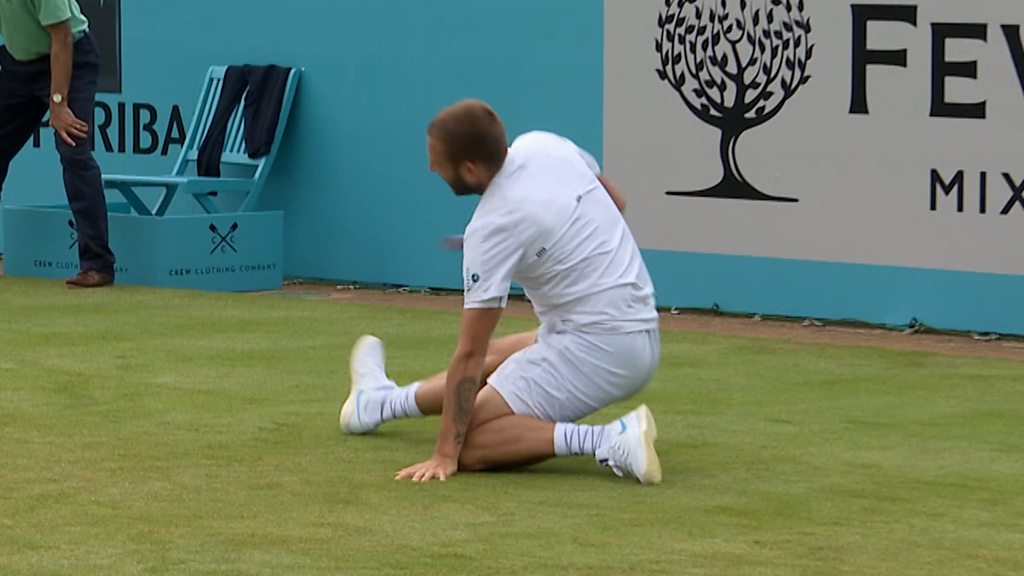 Queen's: Evans and Wawrinka struggle to keep their feet on a damp surface at Queen's