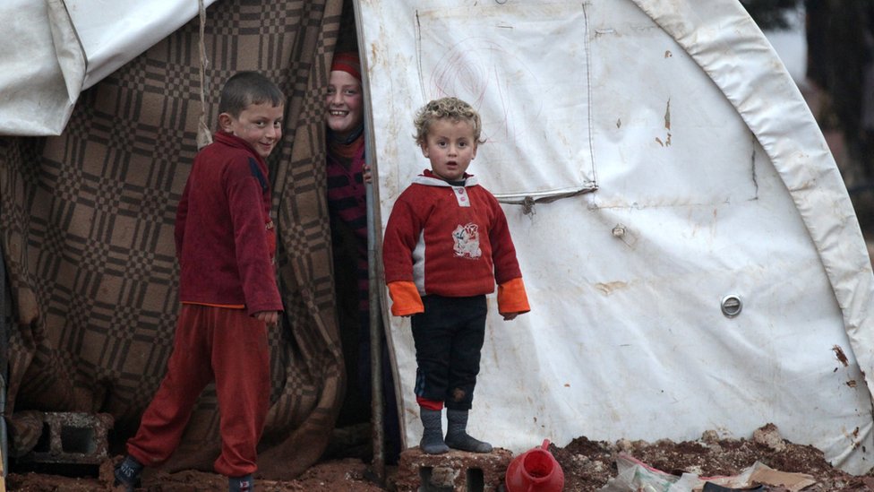 أطفال لاجئون سوريون في مخيم باب السلام