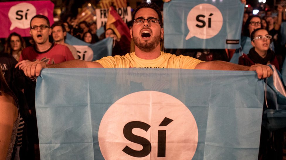 Un hombre festeja el resultado del referéndum en Cataluña.
