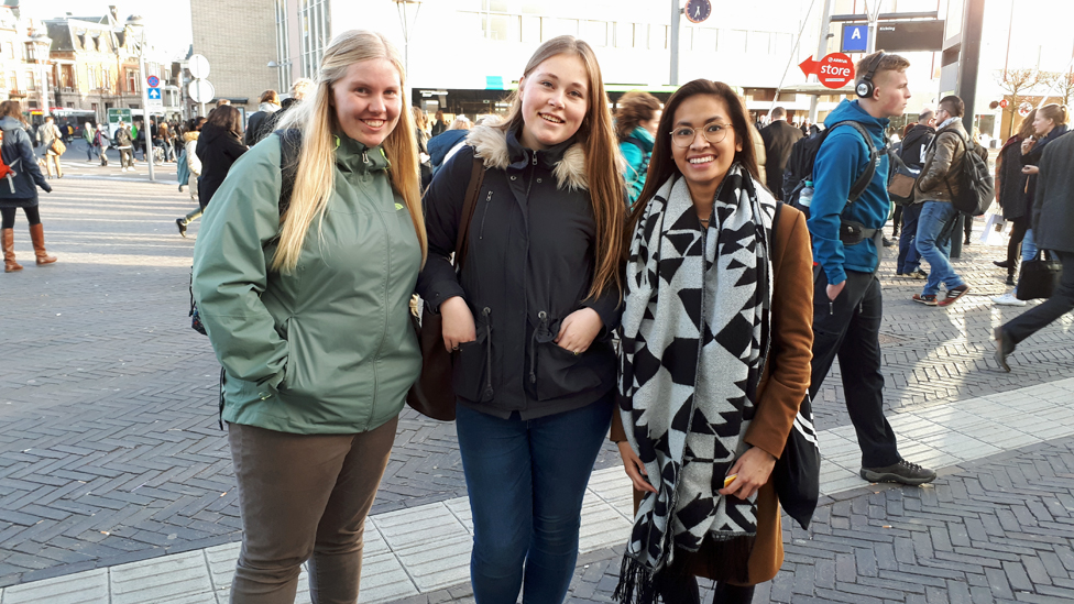 Bersama temannya, Rachel Manuhutu (kanan berkacamata) bersemangat menggunakan hak pilih mereka yang pertama.