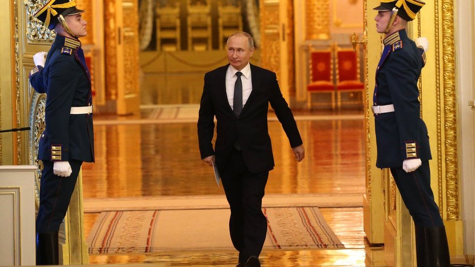 Putin veste casaco em primeira-dama chinesa e causa polêmica