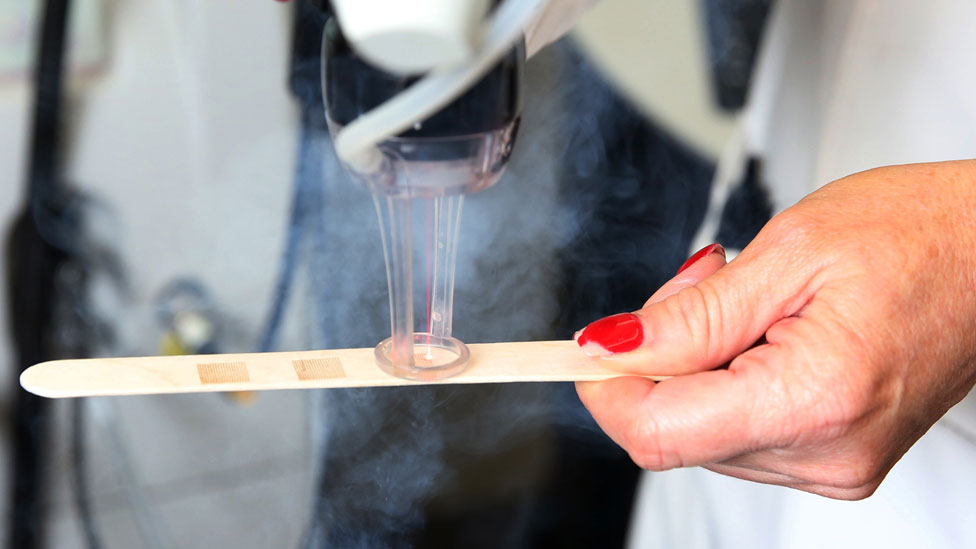 Láser creando agujeritos en una paleta de madera