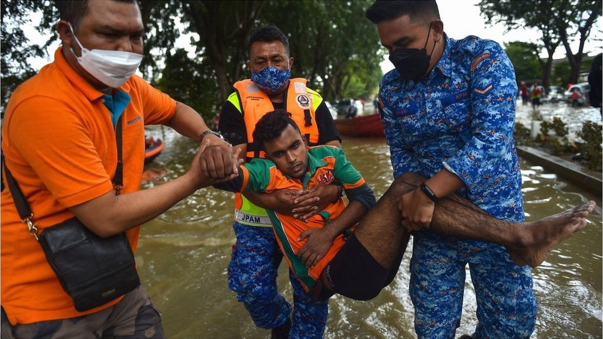 マレーシアの大規模洪水で14人死亡、数万人が避難 「政府の対応の遅れ