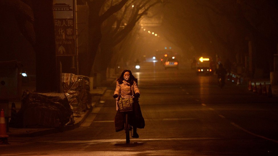 В Китае школьников заставили сдавать экзамены на улице при смоге