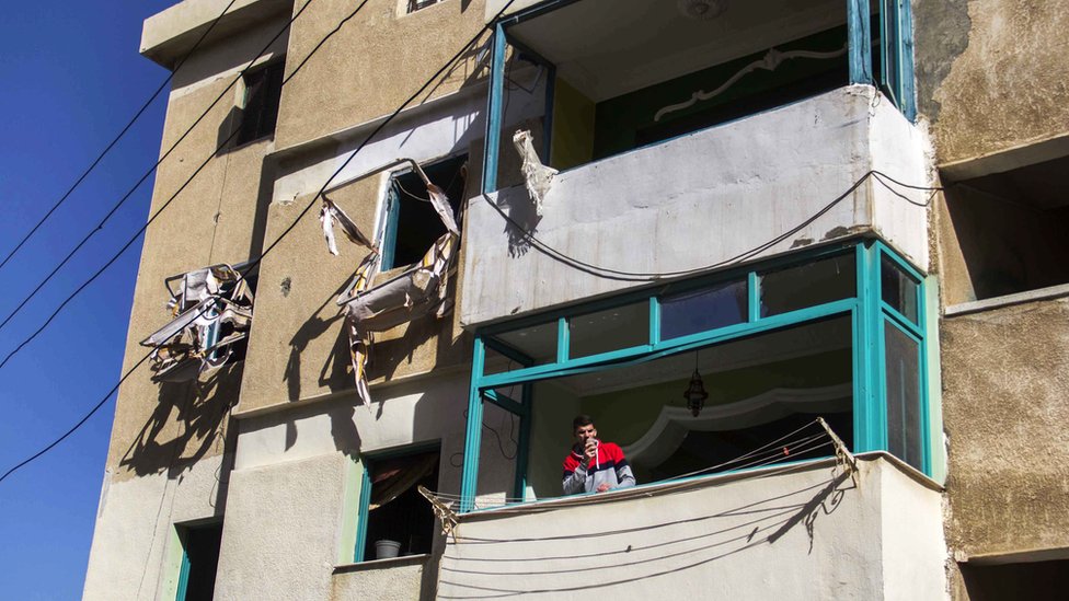 Un vecino se asoma al balcón de un edificio dañado en un ataque en el Sinaí en 2015. Un vecino en el Sinaí en 2015.