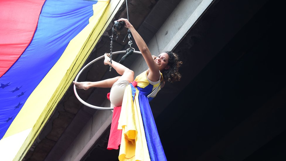 Activista opositora colgada de un puente.