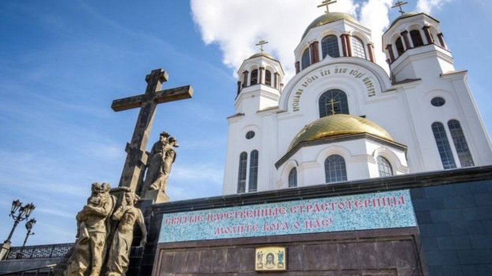 Qiz har ikki teshikka professional tarzda sikildi