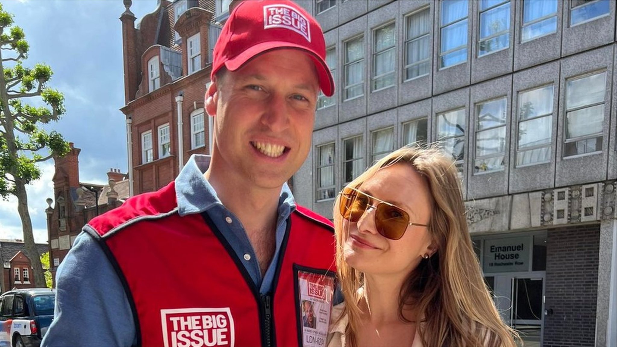 英ウィリアム王子、路上でホームレス支援誌を手売り 観光客らと