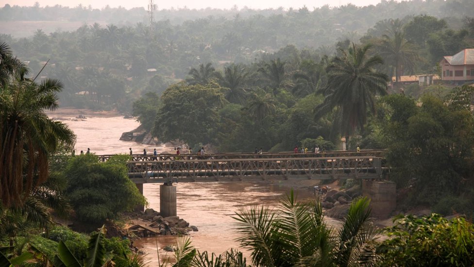 Personas caminan sobre el puente Kasai que une los dos lados de Tshikapa en RDC.