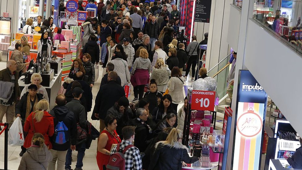 Un comercio atestado de clientes en Estados Unidos durante el Black Friday.