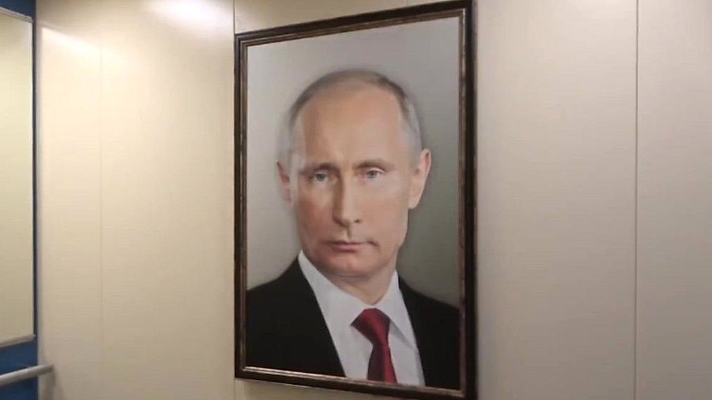 エレベーターにプーチン大統領の肖像 住民の反応は？ - BBCニュース