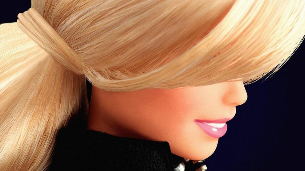 Passo a passo e criação de roupas para bonecas Barbie