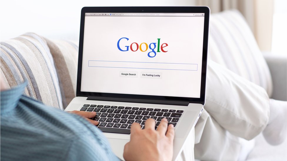 computadora con logo de Google