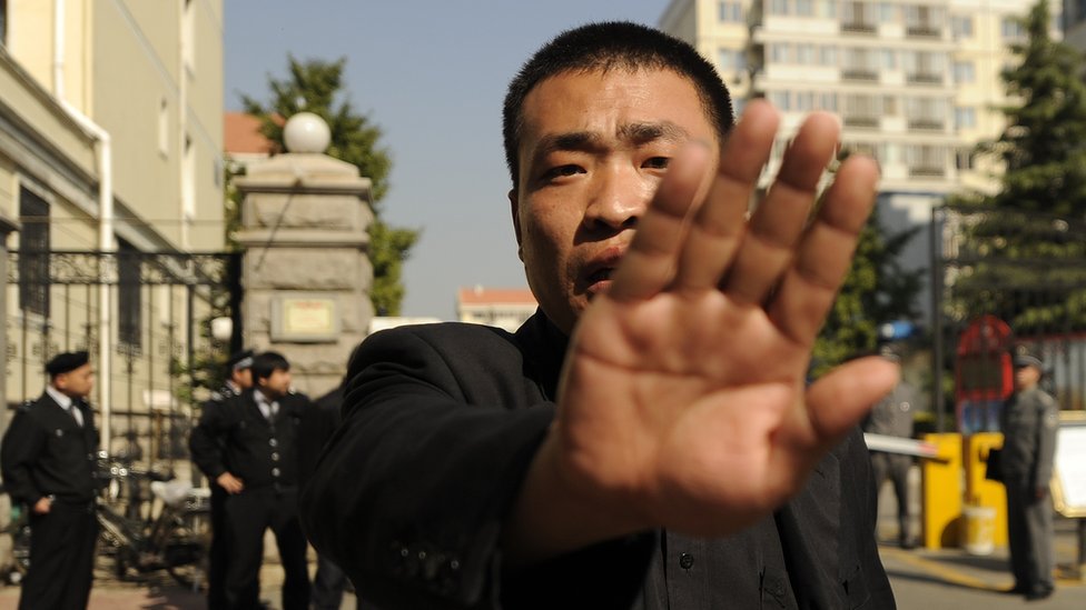 Un guarda de seguridad prohíbe tomar fotografías a la entrada de la casa de la viuda del Nobel de la Paz, Liu Xiaobo, en Pekín.