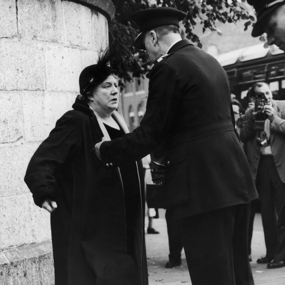 Violet Van Der Elst (1882-1966), una activista en contra de la pena de muerte, se niega resiste a dejar su posición frente a la prisión de Holloway, en Londres, el 13 de julio de 1955, día de la ejecución de Ruth Ellis.