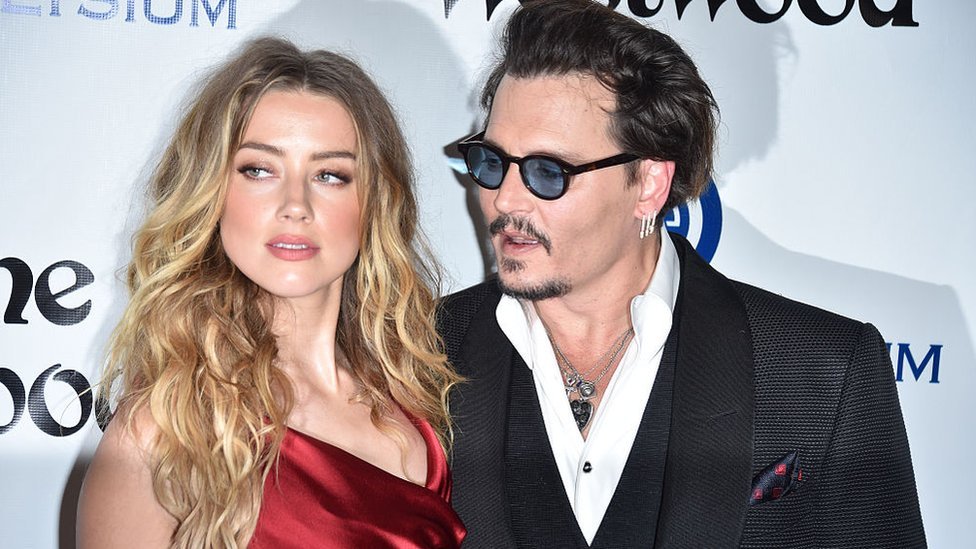 Depp diz que Amber Heard cortou seu dedo ao arremessar uma garrafa