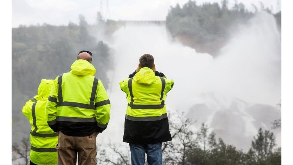 خبراء يراقبون تدفق مياه الأمطار في سد أوروفيل بولاية كاليفورنيا الأمريكية