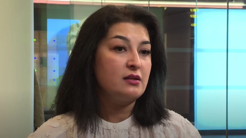 SSSR porno filmlar Elkasida yurak shaklidagi tatuirovkasi bolgan porno aktrisa