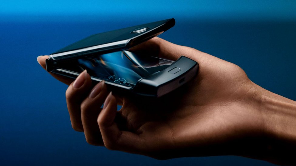 Motorola mostró un celular que se dobla y se lleva como un brazalete - LA  NACION