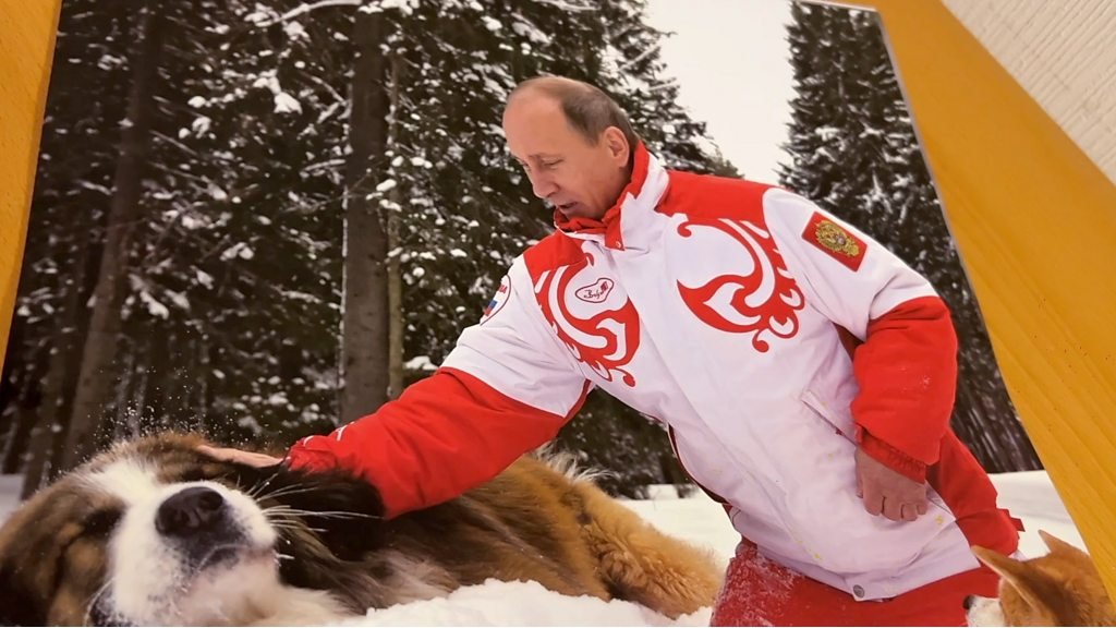 あるはずのものがない？ プーチン氏の2024年版カレンダー、BBCロシア編集長が分析 - BBCニュース