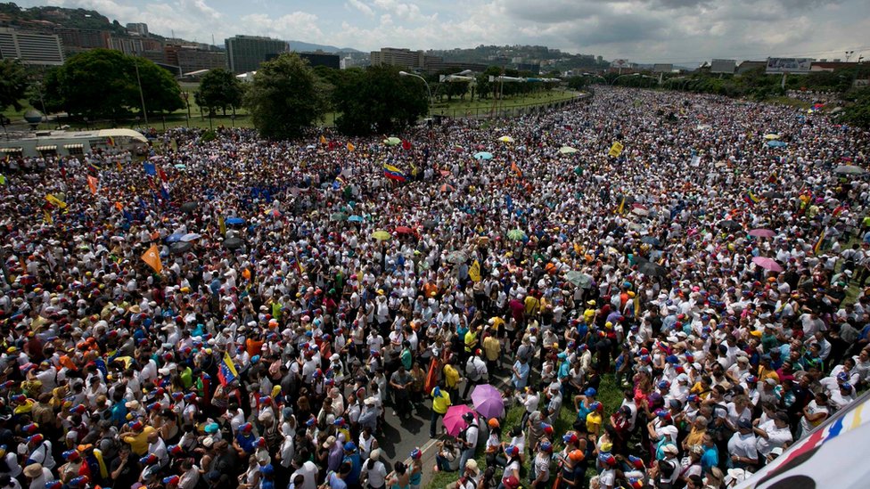Manifestantes en la avenida Francisco Fajardo de Caracas.